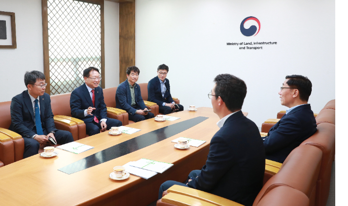 손병복 울진군수가 어명소 국토교통부 2차관을 만나 광역교통망 확충의 필요성을 역설하고 있다. 울진군 제공