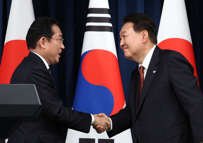 윤석열 대통령과 1박2일 일정으로 한국을 찾은 기시다 후미오 일본 총리가 7일 서울 용산 대통령실 청사에서 열린 공동 기자회견이 끝난 뒤 악수하고 있다. 연합뉴스