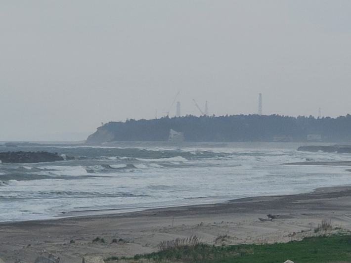 일본 후쿠시마 제1원자력발전소 인근에 있는 우케도항 방파제. 우케도항에서 약 10㎞ 떨어진 후쿠시마 제1원전에 있는 타워크레인이 보인다. 연합뉴스