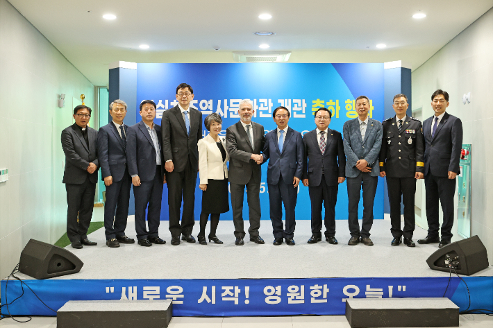 전북 임실군은 지난 5일 심민 임실군수와 프랑수아 봉땅 주한벨기에대사, 이성재 임실군의회 의장 등 100여 명이 참석한 가운데 임실치즈역사문화관 개관 축하 행사를 가졌다. 임실군 제공