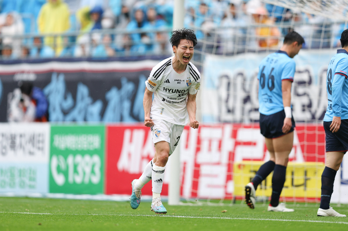 골을 넣고 기뻐하는 울산 현대 황재환. 한국프로축구연맹