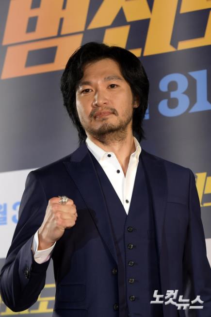 포즈 취하는 아오키 무네타카