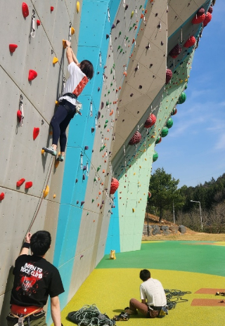 전북 고창 나들목 공원의 인공암벽장. 고창군 제공