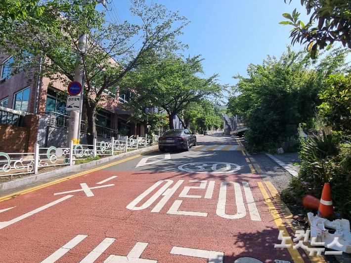 부산 남구 대남초등학교로 향하는 도로로 차량이 올라가고 있다. 박진홍 기자