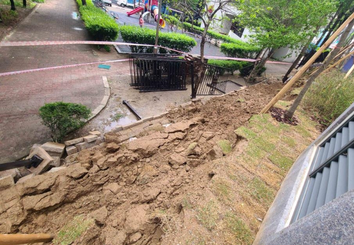 지난 6일 인천 미추홀구의 한 신축 아파트의 옹벽이 무너졌다. 연합뉴스 
