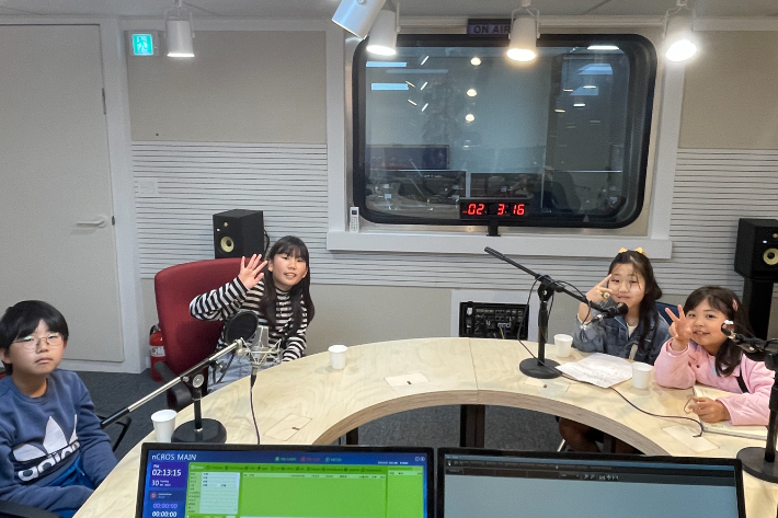 수눌음돌봄공동체 모모팀 노진웅, 함선율, 책속에풍덩팀 김서연, 강고은(왼쪽부터)