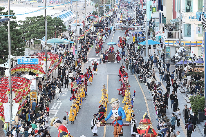 부산 수영구 광안리어방축제 프로그램인 경상좌수사 거리 퍼레이드. 부산 수영구 제공