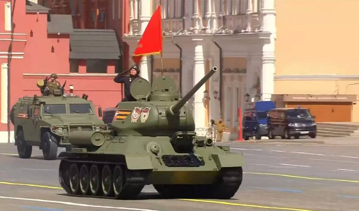 9일(현지시간) 러시아 모스크바 붉은광장에서 열린 전승절 열병식에 T-34탱크가 지나가는 모습. 우크라이나 국방부 SNS 캡처