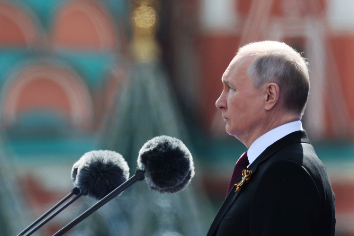 블라디미르 푸틴 러시아 대통령이 9일(현지시간) 수도 모스크바 붉은광장에서 열린 전승절 열병식에서 연설하는 모습. 연합뉴스