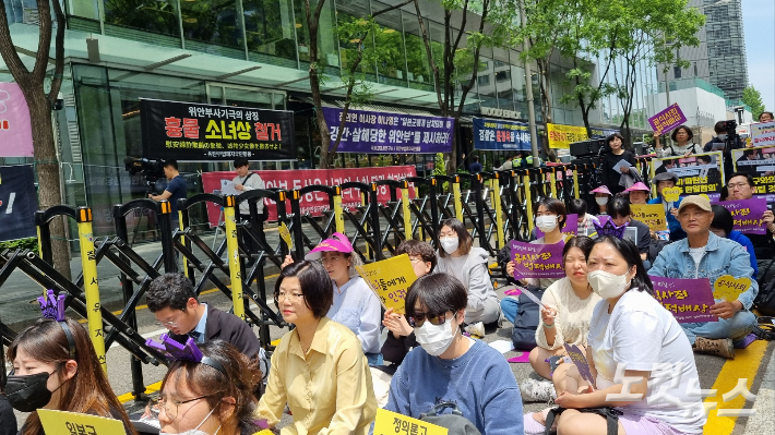 정의기억연대(정의연)는 10일 오후 12시 서울 종로구 평화로에서 1595차 일본군 성노예제 문제해결을 위한 수요시위를 열었다. 양형욱 기자