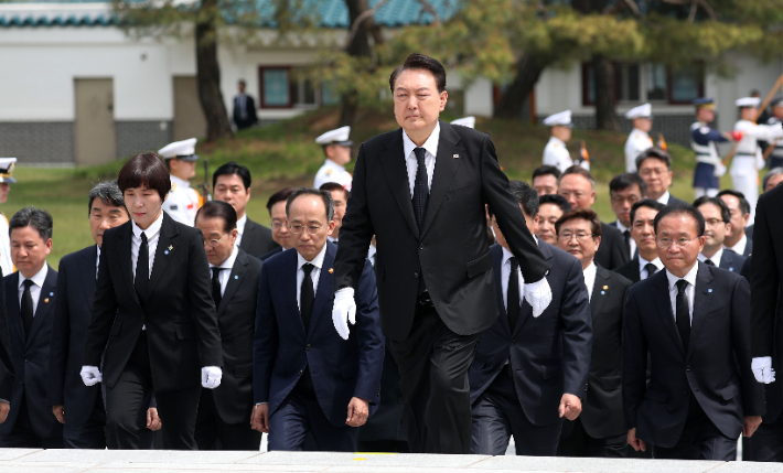 윤석열 대통령이 정부 출범 1주년인 10일 서울 동작구 국립서울현충원을 찾아 참배하고 있다. 연합뉴스