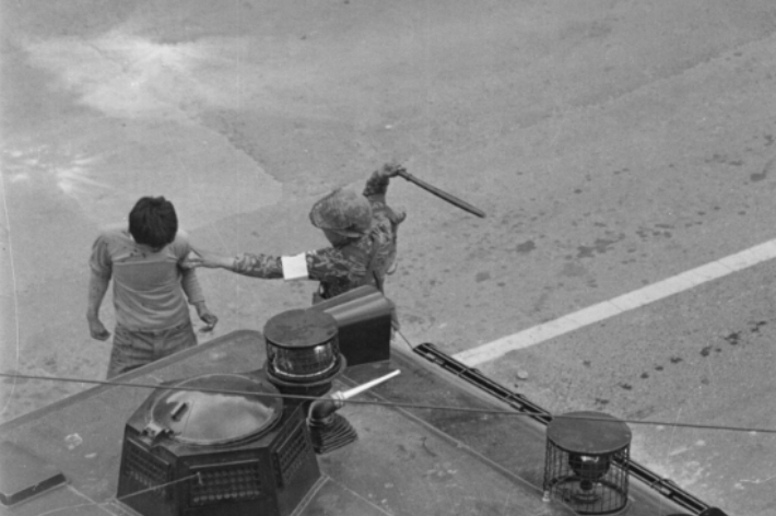 1980년  5·18민주화운동 당시 계엄군이 광주 시민을 마구잡이로 진압하고 있다. 5·18기념재단 제공