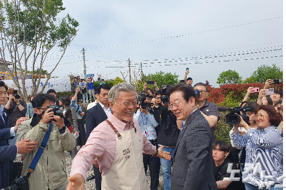 문재인 전 대통령과 이재명 더불어민주당 대표. 이형탁 기자