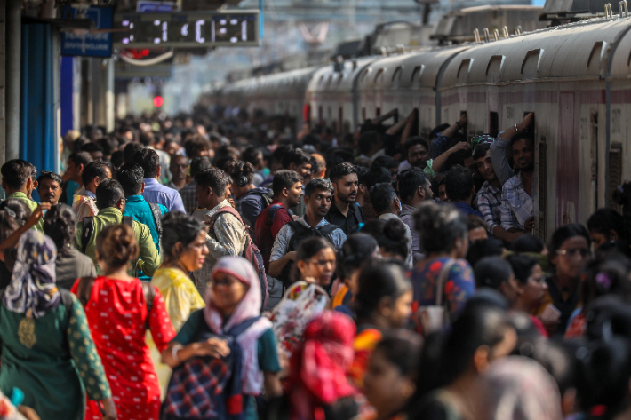 지난달 20일(현지시간) 인도 시민들이 기차를 타기 위해 뭄바이 보리발리역 플랫폼에서 대기하고 있다. 19일 공개된 유엔인구기금 세계인구 보고서에 따르면 올해 중반 인도 인구는 14억2천860만명으로 중국을 추월해 '세계 1위 인구 대국'이 될 것으로 예측된다. 연합뉴스