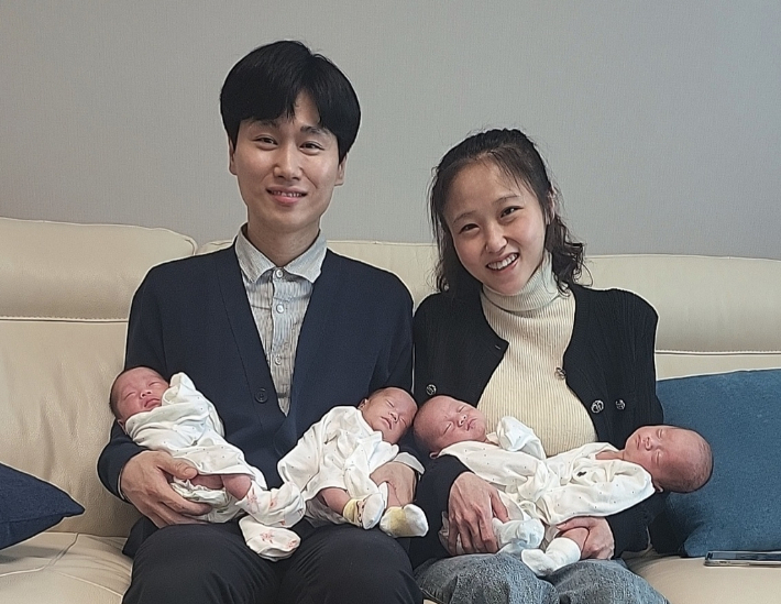 SK온 송리원PM(왼쪽)과 아내 차지혜 씨. 왼쪽부터 설록, 리지, 록시, 비전. SK온 제공