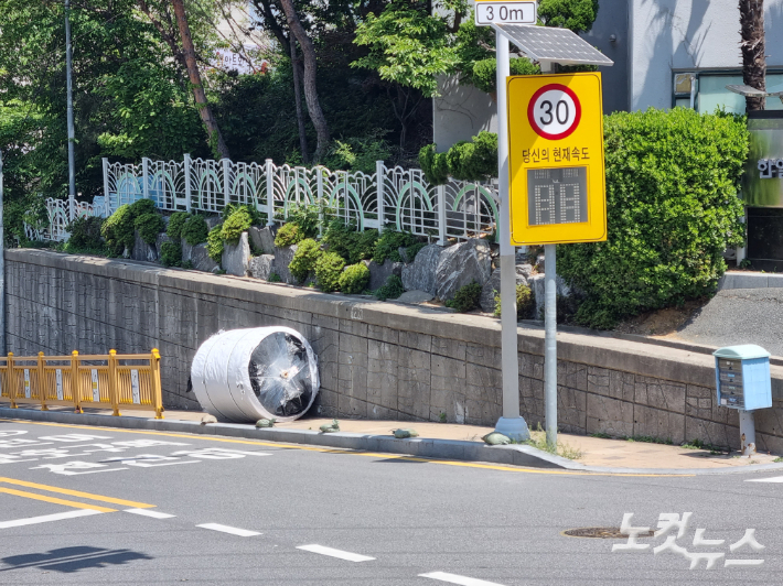 지난달 28일 오전 부산 영도구 한 초등학교 등굣길에 1.7t 상당의 대형 화물이 굴러와 초등학생 1명이 숨지고 어린이와 어른 등 3명이 다치는 사고가 발생했다. 김혜민 기자