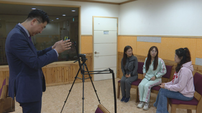 '우리동네, 참 재밌다' 다섯번째 유튜브 방송으로 양곡리 인형극단 '레인보우' 배우들을 만나 촬영하고 있는 모습. 