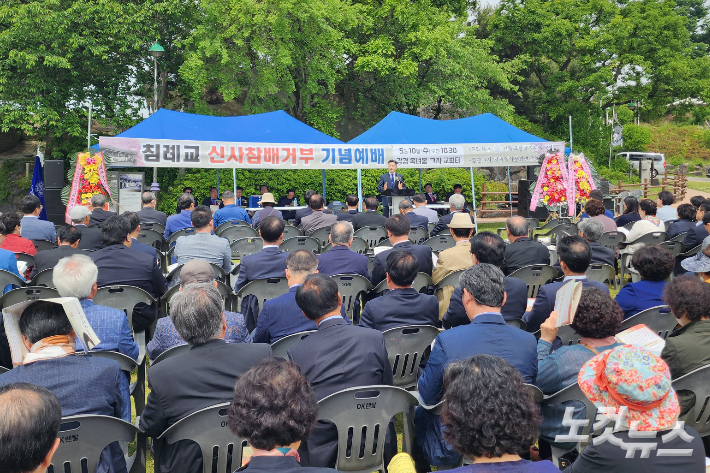 10일, 충남 강경 옥녀봉 ㄱ자 교회터에서 열린 침례교 신사참배거부 기념예배.