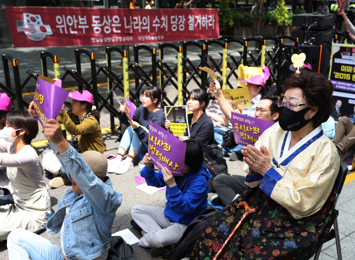 일본군 위안부 피해자 이용수 할머니가 10일 오후 서울 종로구 주한일본대사관 인근에서 열린 제1595차 일본군성노예제 문제해결을 위한 정기 수요시위에 참가하고 있다. 사진 연합뉴스.