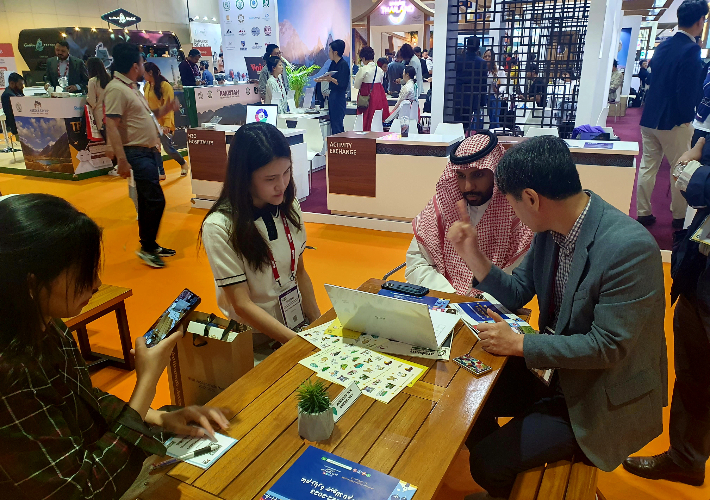 전라남도가 '중동관광박람회'에서 전남 관광상품을 설명하고 있다. 전라남도 제공 