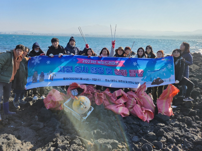 올해 1월 비양도에서  해양쓰레기 줍기와 어르신 섬기는 봉사를 진행. 송은섭 목사 제공