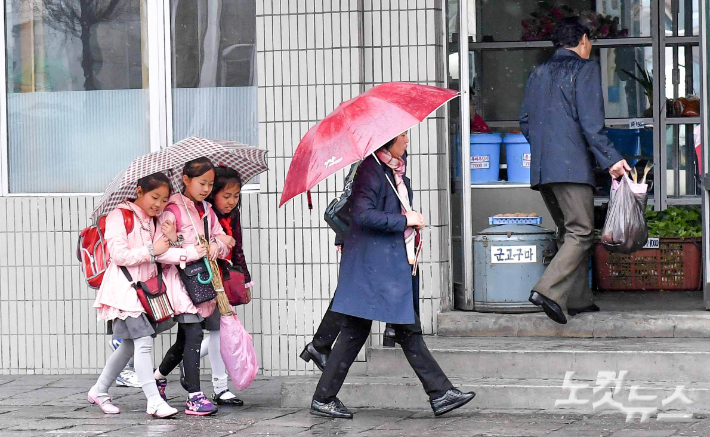 봄비가 내린 평양에서 우산을 쓴 북한 어린이들이 발걸음을 옮기고 있다. 평양(북한)=사진공동취재단