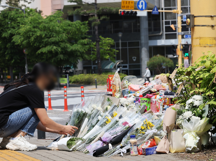 11일 오후 경기도 수원시의 한 사거리에 전날 어린이보호구역(스쿨존)에서 시내버스에 치여 숨진 초등학생을 추모하는 시민들의 발길이 이어지고 있다. 연합뉴스
