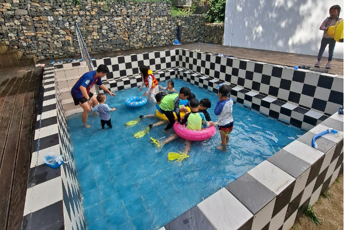 부산 남구에 있는 돌봄 공동체 '일오집'에 공동공간으로 작은 수영장이 있어 여름이면 집 마당에서 이웃과 수시로 물놀이를 한다. 일오집 제공