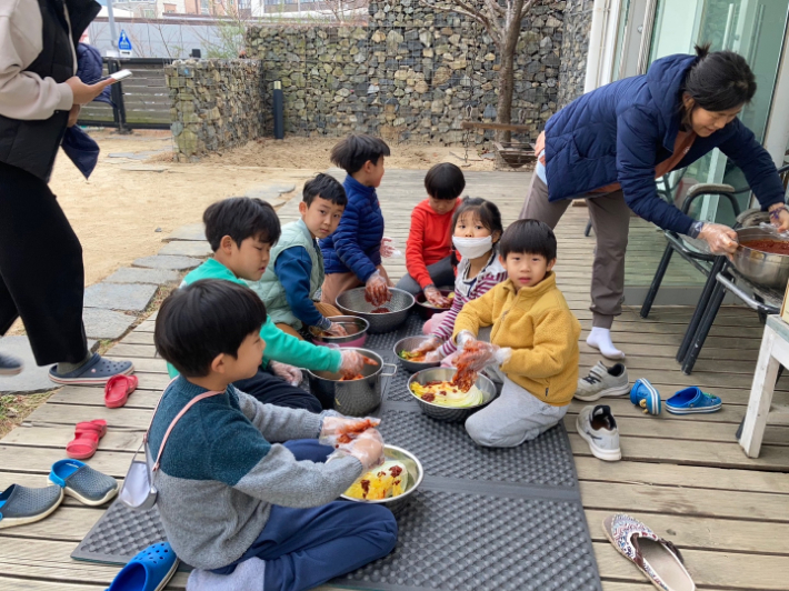 부산 남구에 있는 돌봄 공동체 '일오집'에 사는 아이들이 겨울철 부모님이 하는 김장을 도와 함께 놀고 있는 모습. 일오집 제공