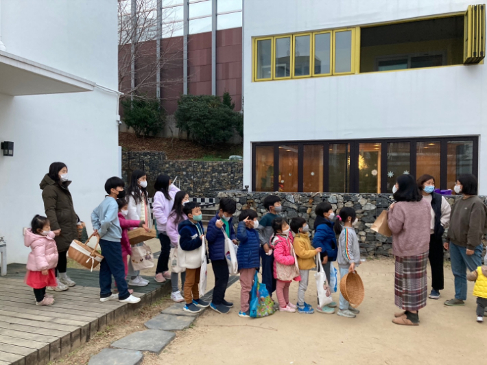 14가구가 함께 모여 사는 부산 남구 돌봄 공동체 '일오집' 아이들과 부모들이 공동공간 마당에서 이벤트를 하려는 모습.일오집 제공
