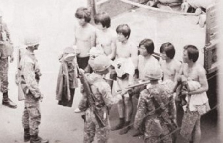 5·18 민주화운동 당시 계엄군이 광주 시민들을 일렬로 세워둔 채 곤봉으로 폭행하고 있다. 5·18 기념재단 제공