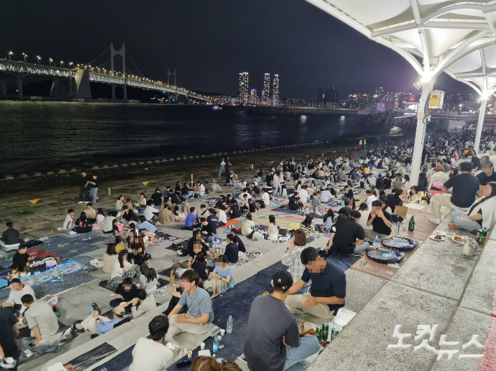 여름철 부산 민락수변공원에서 술을 마시는 방문객들. 박진홍 기자