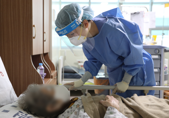 11일 대구의료원 음압병실에서 한 간호사가 환자를 돌보고 있다. 연합뉴스