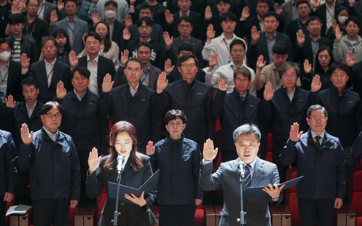 12일 오전 대구 동구 신서동 한국가스공사에서 열린 '경영 위기 극복을 위한 전 직원 비상 결의대회'에서 최연혜 사장을 비롯한 임직원들이 결의문 낭독을 하고 있다. 연합뉴스