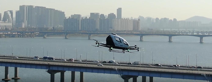 한강 위를 운행하는 UAM.  서울시 제공 