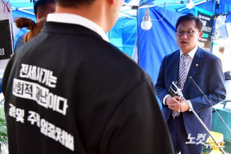 정의당 배진교 원내대표, 전세사기 피해자 농성장 방문