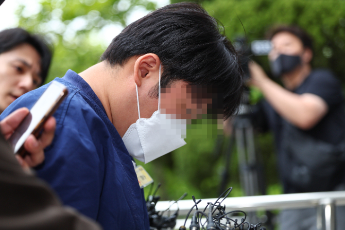 SG(소시에테제네랄)증권발 폭락 사태 관련 투자자 모집책으로 지목된 안모씨가 12일 오전 서울 양천구 서울남부지방법원에서 구속 전 피의자 심문(영장실질심사)에 출석하고 있다. 연합뉴스