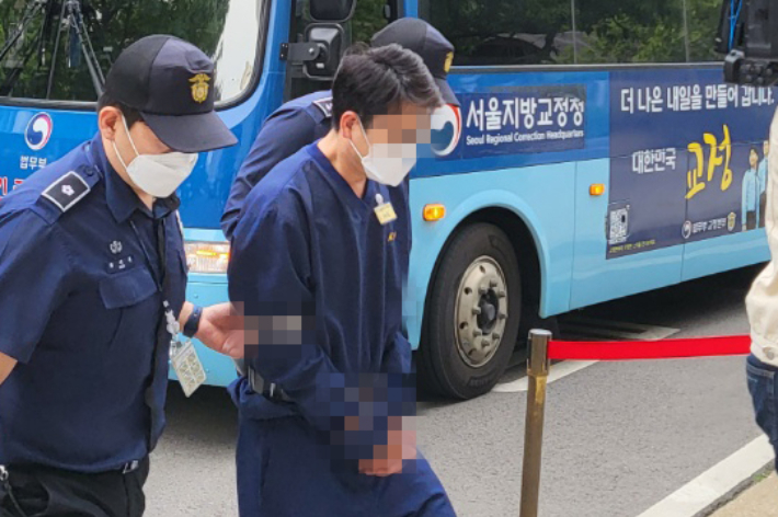 SG(소시에테제네랄)증권발 폭락 사태 관련 투자자 모집책으로 지목된 변모씨가 12일 오전 서울 양천구 서울남부지방법원에서 구속 전 피의자 심문(영장실질심사)에 출석하고 있다. 연합뉴스