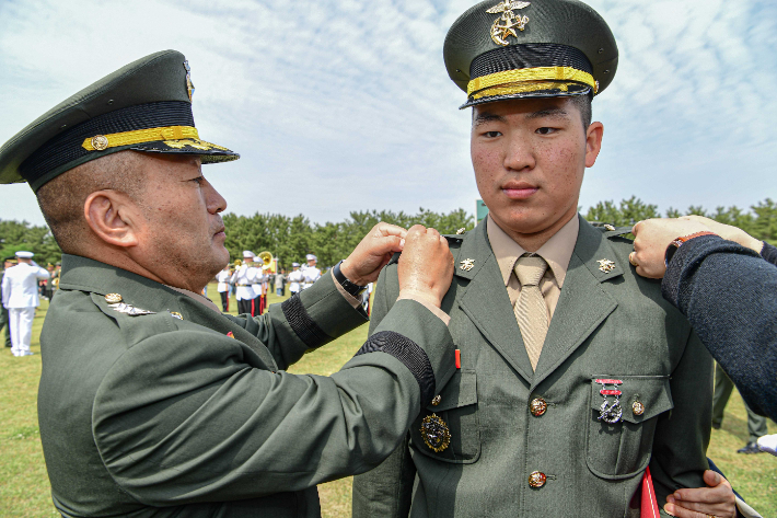 신임 부사관 계급장 수여. 해병대교육훈련단 제공