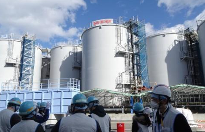 도쿄전력 관계자들이 지난 2월 2일 후쿠시마 제1원자력발전소에서 외신 기자들에게 오염수 저장탱크를 설명하고 있다. 연합뉴스