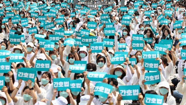 국제 간호사의 날인 12일 오후 간호사들이 서울 종로구 광화문 일대에서 열린 '2023 국제간호사의 날 기념 축하 한마당' 행사에서 구호를 외치고 있다. 연합뉴스