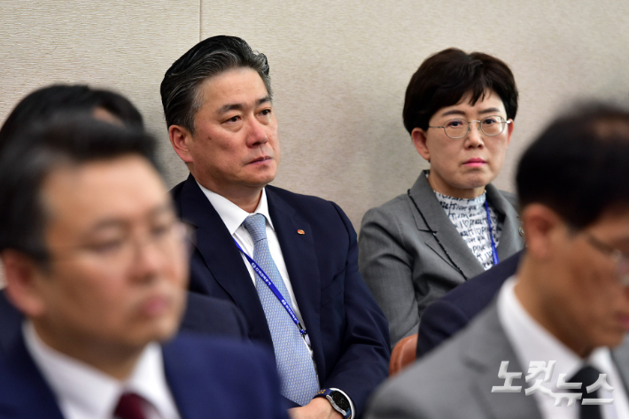 11일 서울 여의도 국회에서 열린 산업통상자원중소벤처기업위원회 전체회의에 정승일 한국전력공사 사장(왼쪽)과 최연혜 한국가스공사 사장이 참석해 있다. 윤창원 기자