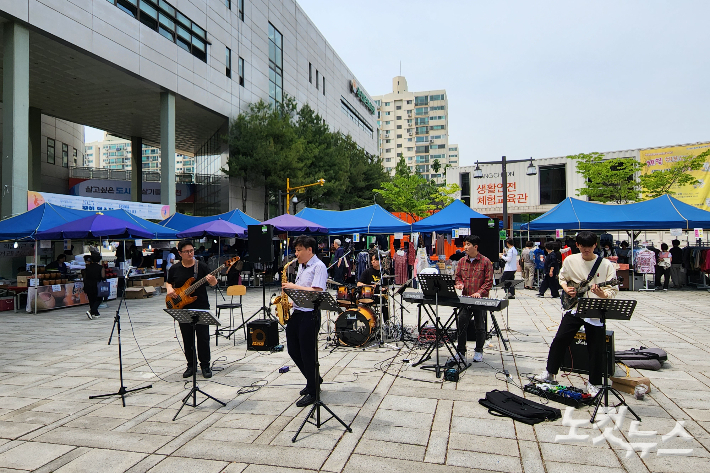 세신교회 바자회엔 상품 판매 부스 뿐만 아니라, 버스킹 공연 등 지역 주민들을 위한 다양한 행사들이 마련됐다.