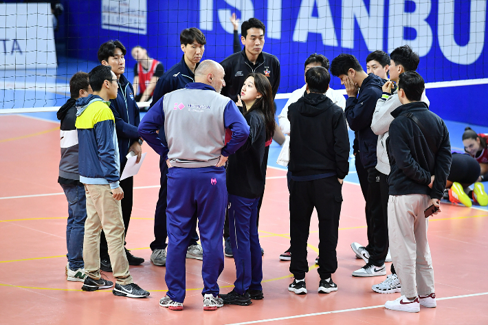 2일 차 트라이아웃 평가전에 앞서 진행 방식을 상의하는 V-리그 여자부 7개 구단 감독들. 한국배구연맹