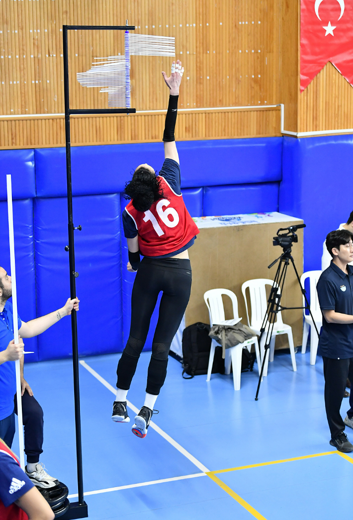제자리 점프를 연습 중인 달리라 팔마. 한국배구연맹