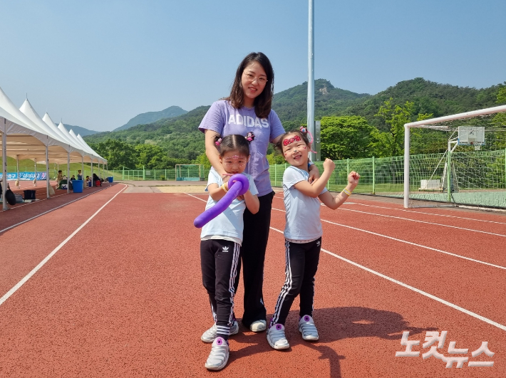 쌍둥이 '이부현' '이소현' 양과 어머니 홍나래씨가 행사에 참여해 포즈를 취하고 있다. 임민정 기자 