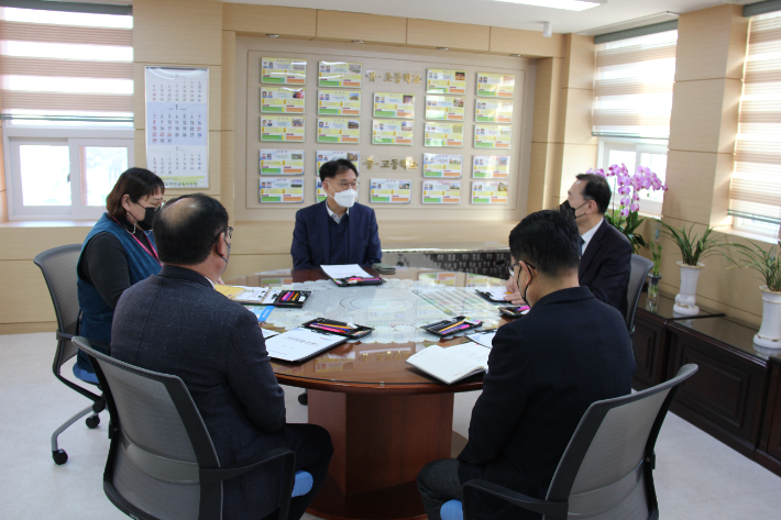 학교를 방문해 애로사항을 듣고 있는 이경희 경기도교육청 1부교육감. 경기도교육청 제공