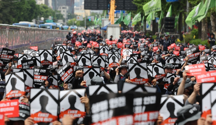 지난 4일 서울역 인근 한강대로에서 민주노총 건설노조원들이 용산 대통령실 방향으로 결의대회 전 행진을 하고 있다. 연합뉴스