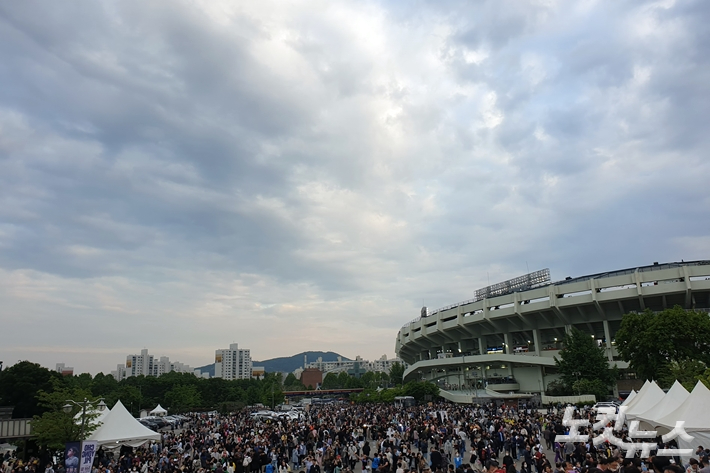 공연 시간 30분 전, 올림픽 주경기장 앞에 많은 사람이 모여있는 모습. 김수정 기자
