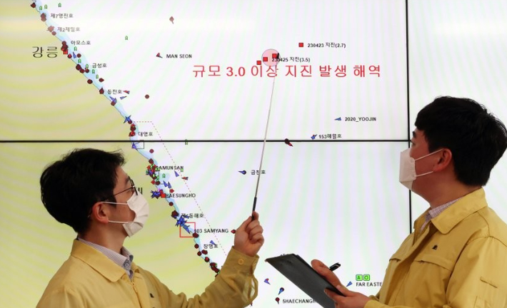 지난달 26일 낮 12시께 강원 동해시 북동쪽 52km 해역에서 규모 2.0의 지진이 발생했다고 기상청이 밝혔다. 이날 세종시 정부세종청사 해양수산부 종합상황실에서 직원들이 상황을 예의 주시하고 있다. 연합뉴스